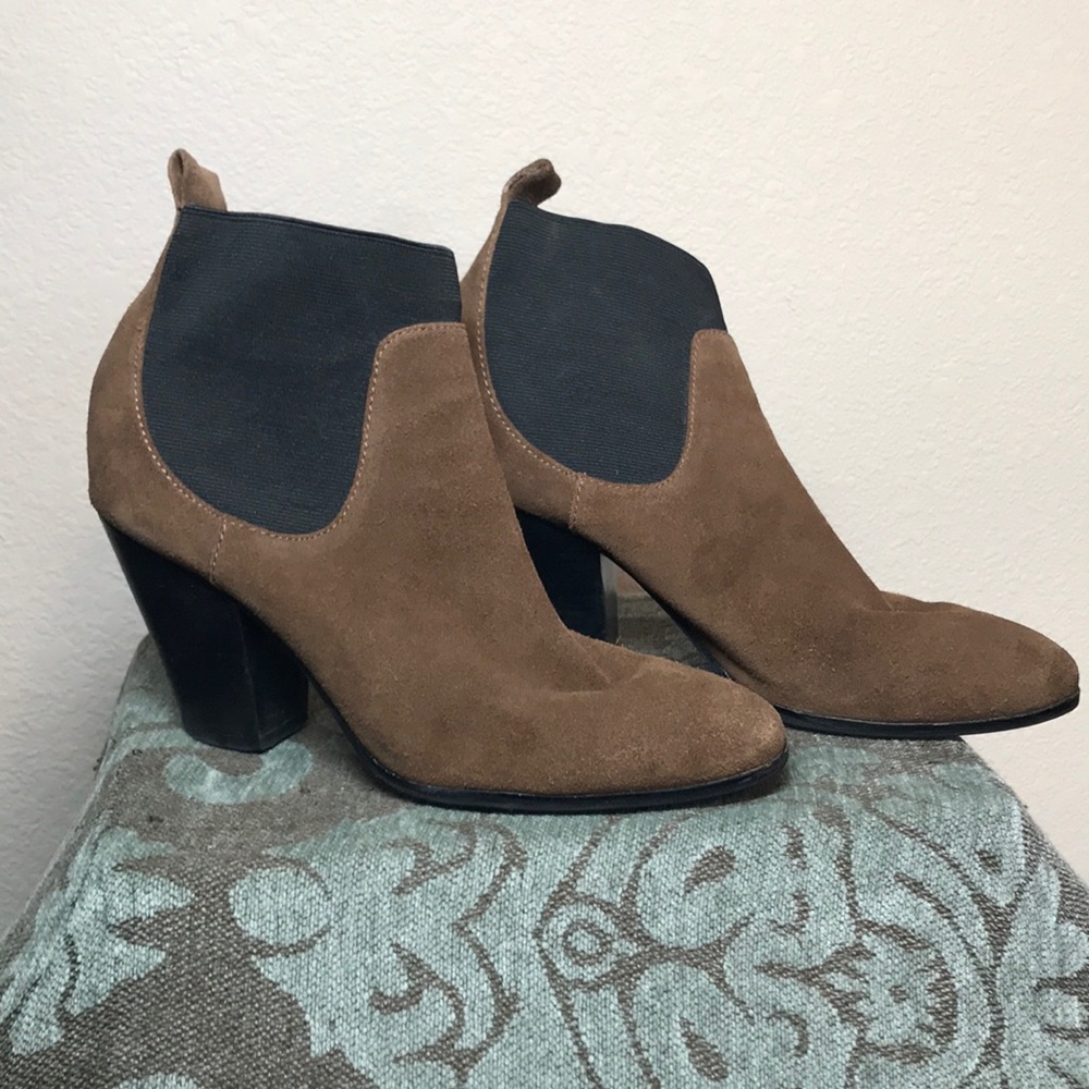 Angel wing pullon suede boots size 6.5